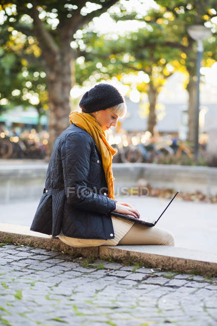 Donna utilizzando il computer portatile — Foto stock