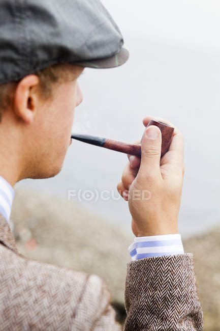 Homme fumeur pipe — Photo de stock