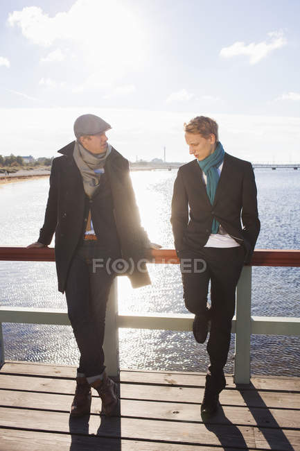 Heureux jeune gay couple — Photo de stock
