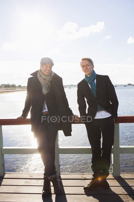 Feliz joven pareja gay - foto de stock