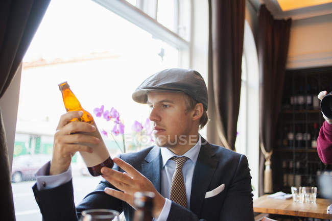 Jovem gay homem olhando para cerveja — Fotografia de Stock