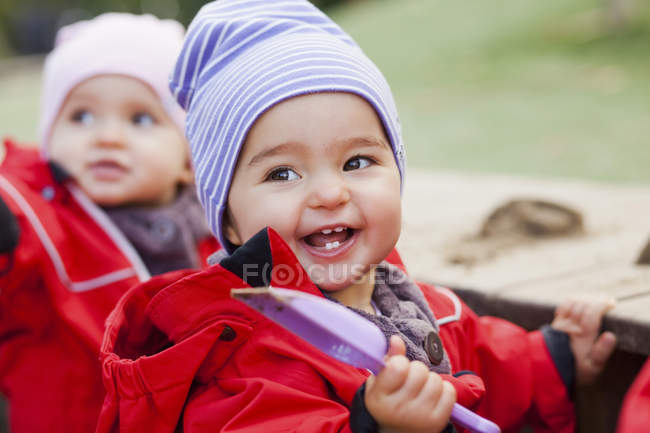 Bébé joyeux mignon filles — Photo de stock