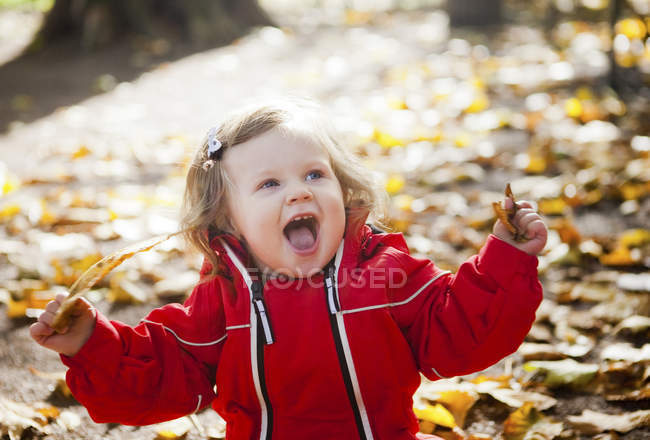 Bébé fille heureuse — Photo de stock
