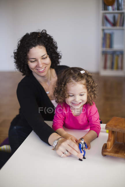 Glückliches Mädchen und Mutter — Stockfoto