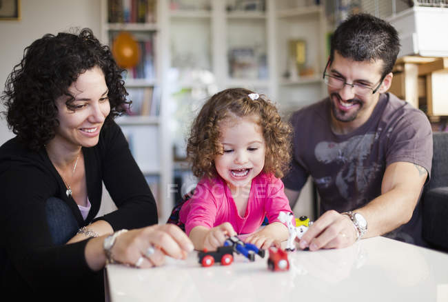 Счастливая семья играет с игрушками — стоковое фото