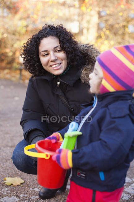Mother looking at girl — Stock Photo
