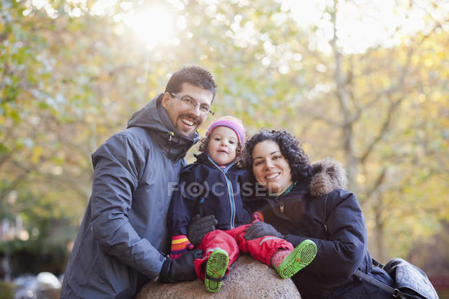 Retrato de familia feliz - foto de stock