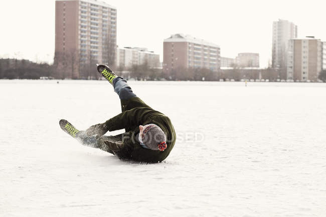 Homem caído no ringue de gelo — Fotografia de Stock