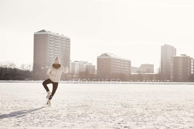 Жінка катається на ковзанах на льоду — стокове фото