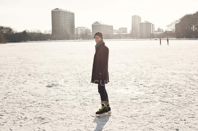 Mann beim Schlittschuhlaufen auf Eisbahn im Park — Stockfoto