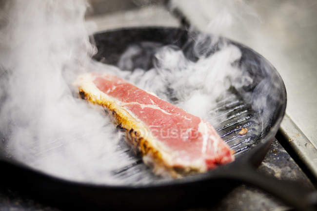 Bistecca essere cucinato in cucina commerciale — Foto stock