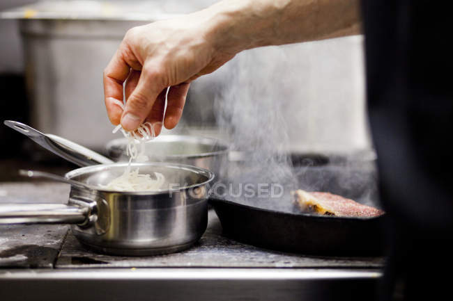 Koch kocht in der Großküche — Stockfoto
