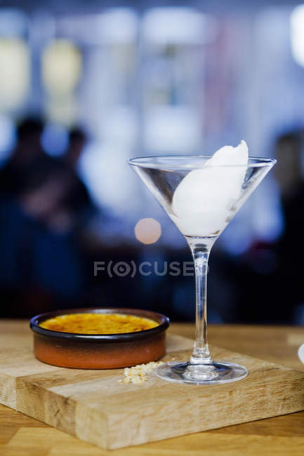 Sorbet en verre martini — Photo de stock