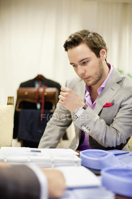Cliente masculino escolher em camisas — Fotografia de Stock