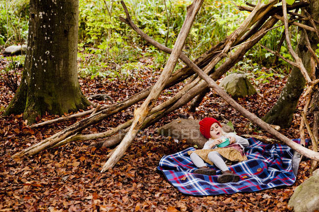 Menina brincalhão deitado no cobertor — Fotografia de Stock