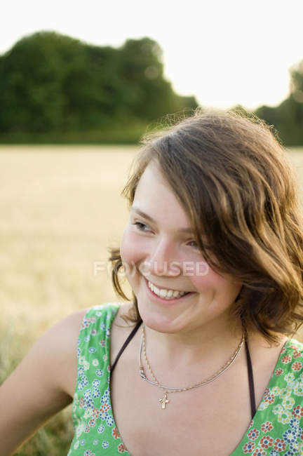 Щаслива жінка на полі — стокове фото