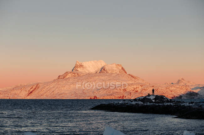 Montagne enneigée au coucher du soleil — Photo de stock