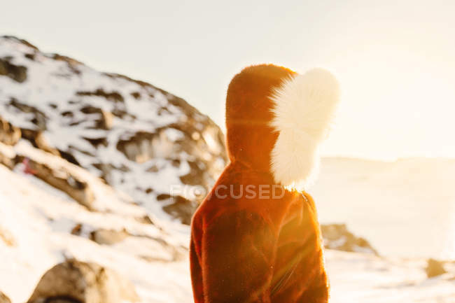 Junge im Wintermantel — Stockfoto