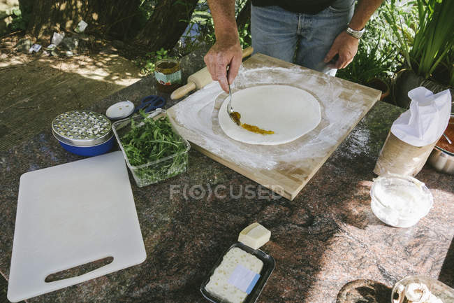 Homme préparant pizza — Photo de stock