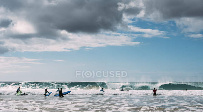 Giovani uomini che fanno surf in mare — Foto stock