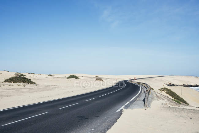 Camino vacío en el desierto - foto de stock