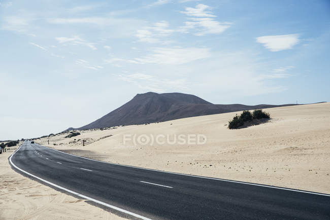 Camino vacío en el desierto - foto de stock