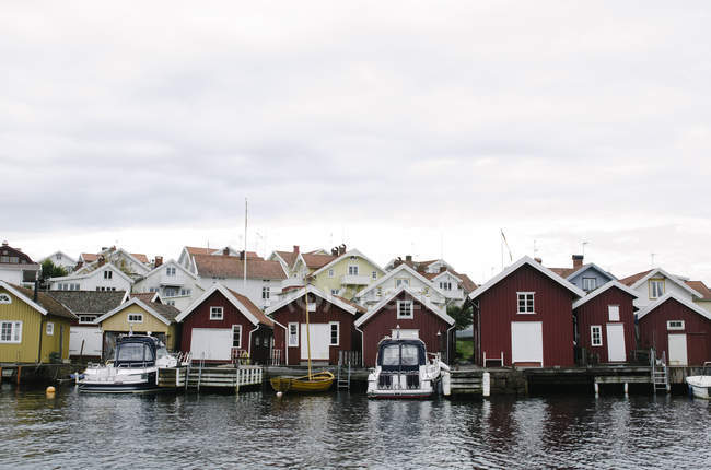 Holzhäuser in Hafennähe — Stockfoto