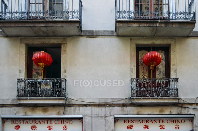 Балконы и красные лампы — стоковое фото