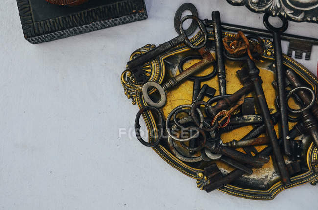 Old rusty keys on tray — Stock Photo