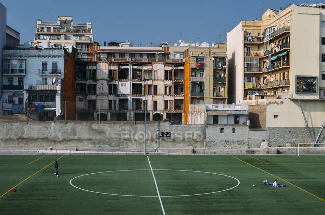 Campo de fútbol y bloques de pisos - foto de stock