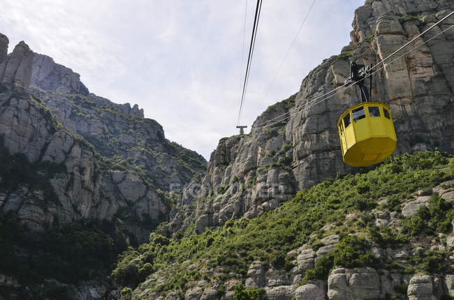 Teleférico amarillo en la montaña - foto de stock