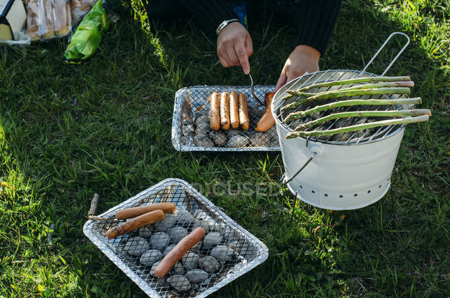 Preparing barbecue on bucket — Stock Photo