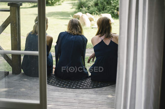 Жінки сидять на ганку — стокове фото