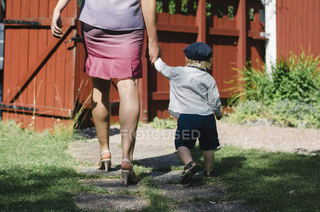 Мать идет с сыном — стоковое фото