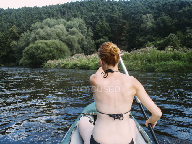 Donna kayak nel lago — Foto stock