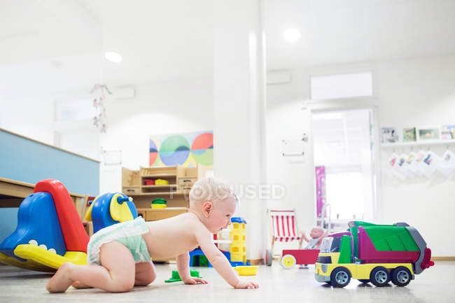 Bébé jouer avec des jouets — Photo de stock