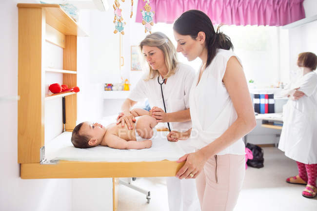 Medico esaminando bambino — Foto stock