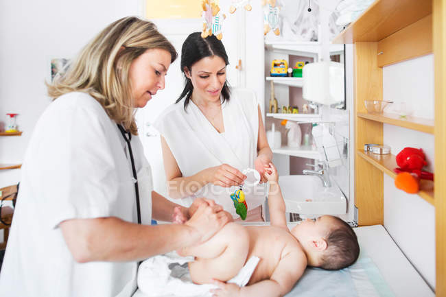 Слідчим baby лікар — стокове фото