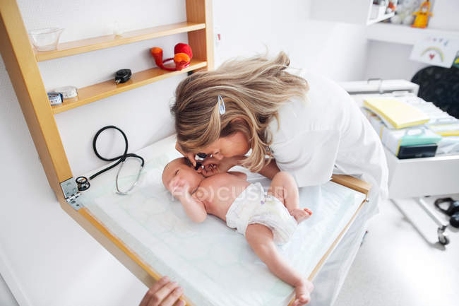 Bebê sendo examinado pelo médico — Fotografia de Stock