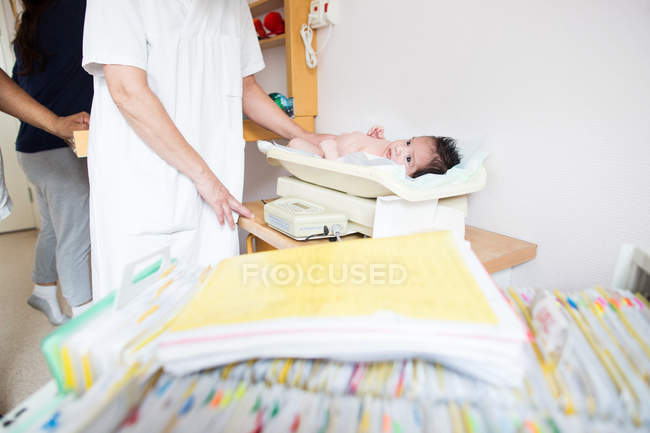 Baby wird vom Arzt untersucht — Stockfoto