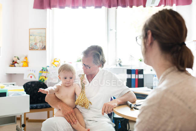 Bambino con madre e medico — Foto stock