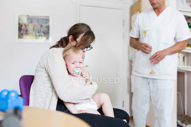 Ребенок с матерью и врачом — стоковое фото