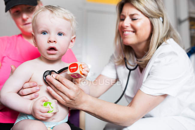 Baby being examined by doctor — Stock Photo