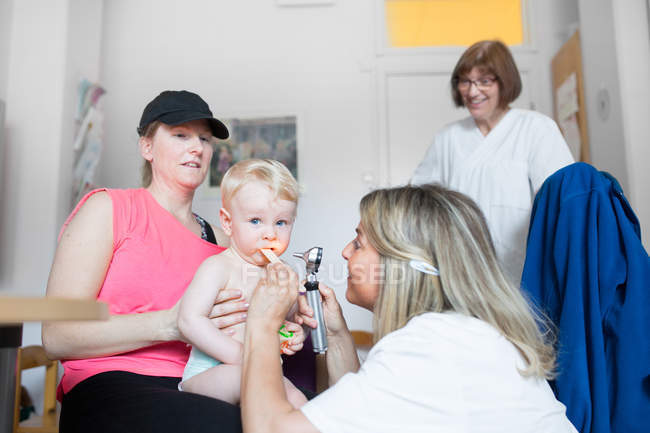 Bebê sendo examinado pelo médico — Fotografia de Stock