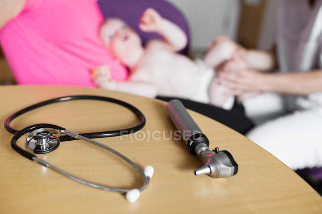 Дитина оглядається лікарем — стокове фото