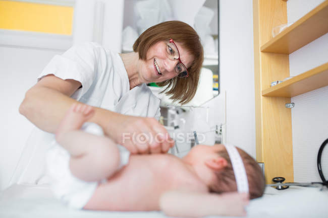 Дитина оглядається лікарем — стокове фото