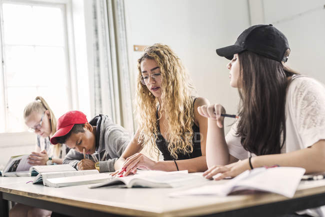 Junge Studenten im Klassenzimmer — Stockfoto