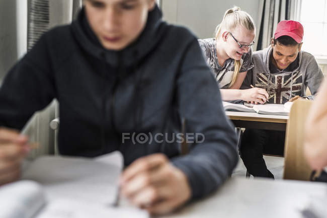 Giovani studenti in classe — Foto stock