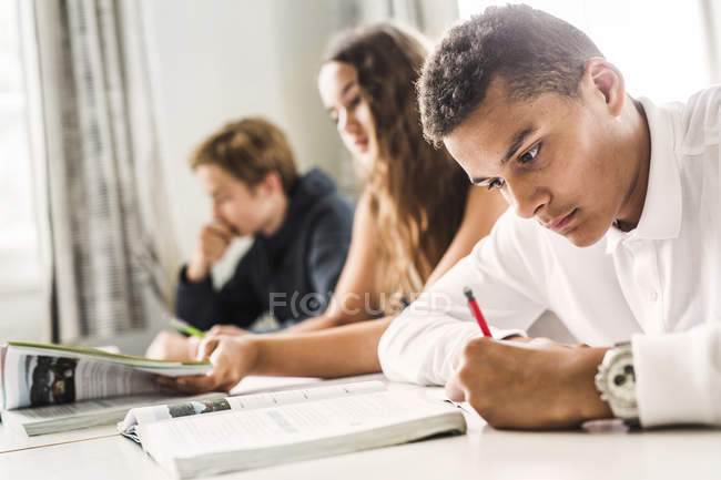 Jóvenes estudiantes en el aula - foto de stock