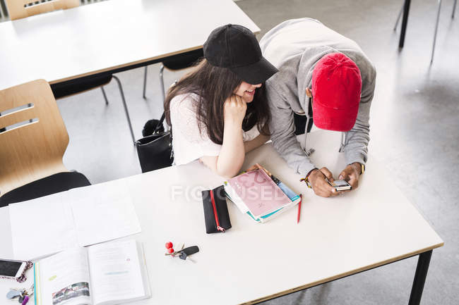 Junge Studenten im Klassenzimmer — Stockfoto